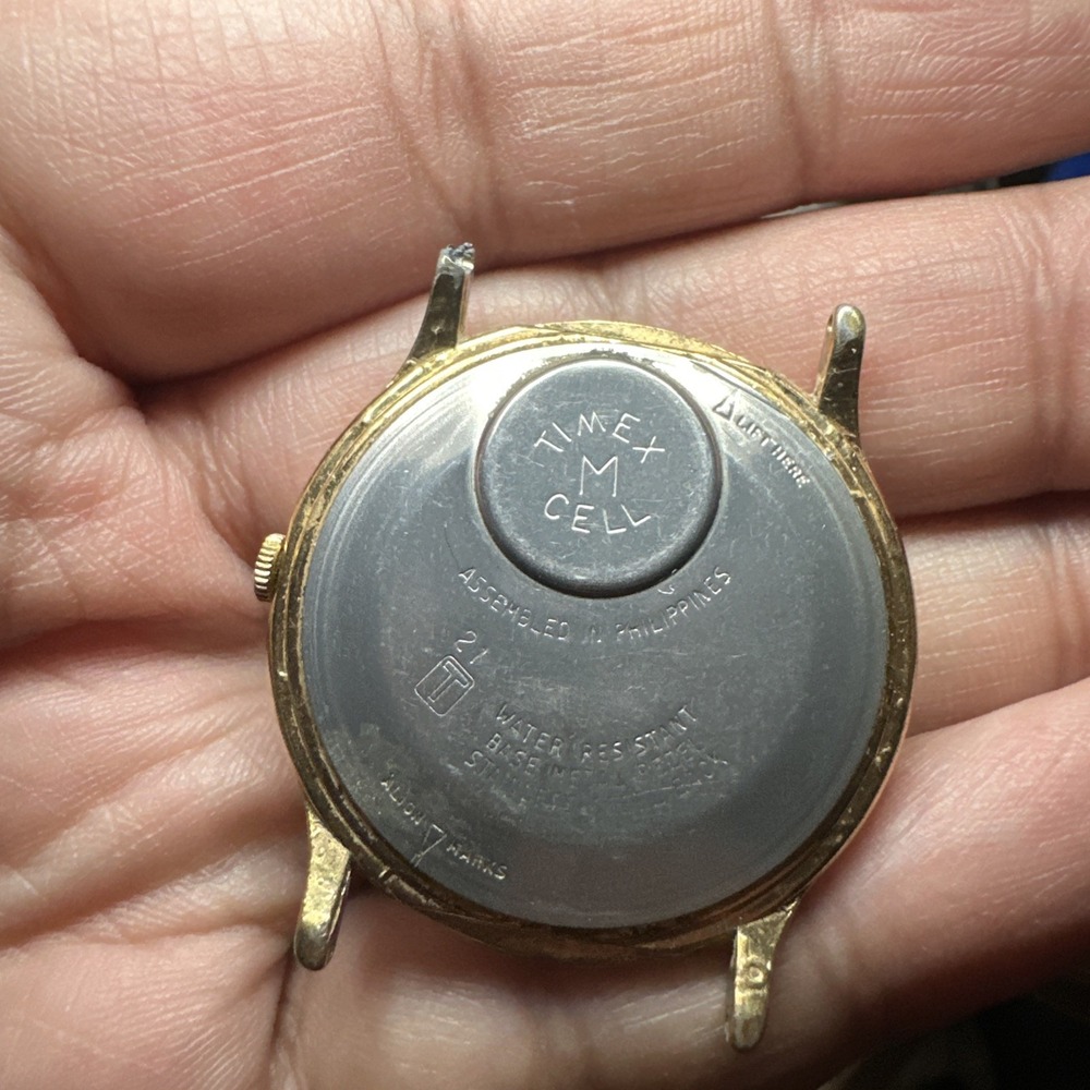 Works Vintage Timex Dole Mens Watch 33mm Quartz Gold Tone - One Lug Is Broken - Picture 4 of 13